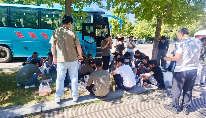 在2025年9月18日这个阳光明媚的日子里，恒源堂全体成员满怀期待地迎来了一年一度的团建活动。本次团建以“凝心笃行，共赴新章”为主题，旨在通过一系列丰富多彩的活动，增强团队凝聚力，促进员工之间的沟通与合作，为公司的发展注入新的活力。